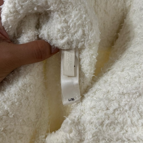 SKIMS Fuzzy White Knit High Rise Casual Shorts - Picture 8 of 9